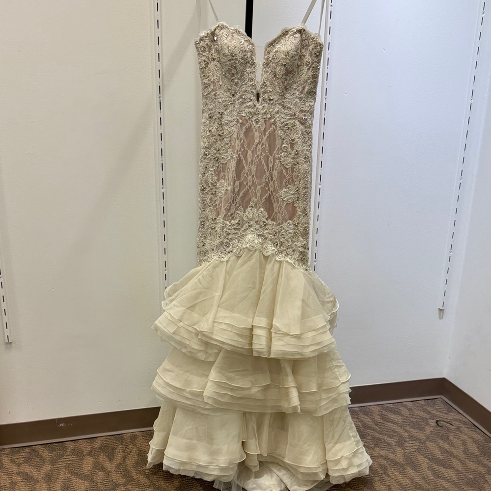 Mac Duggal Lace Sleeveless Gown | Size 8 |